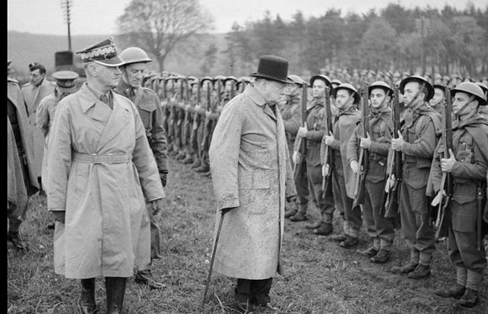 Winston Churchill with soliders of the second world war