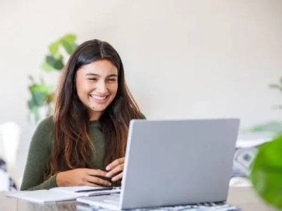 girl studying on a hybrid programme