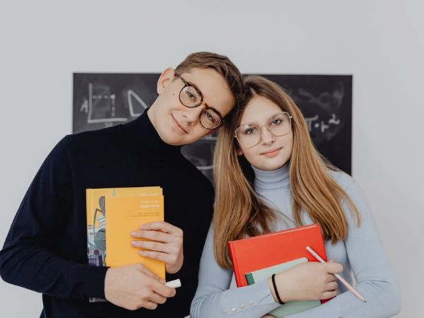 make international friendships while you study abroad