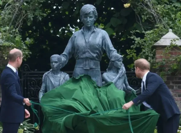 statue of Princess Diana at Kensington House